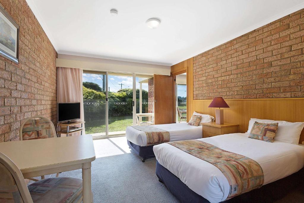 Standard Twin room with two single beds and garden outlook